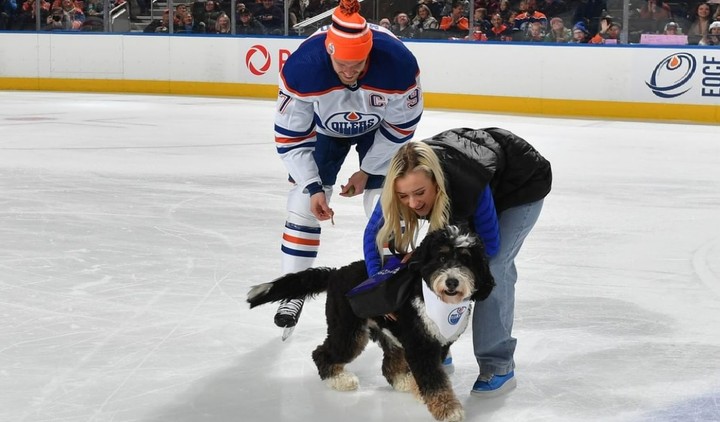 Aký pán, taký pes. McDavidov miláčik ovládol preteky Oilers